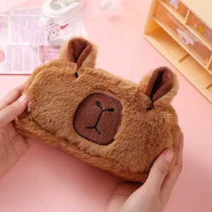 estuchue de capibara de peluche